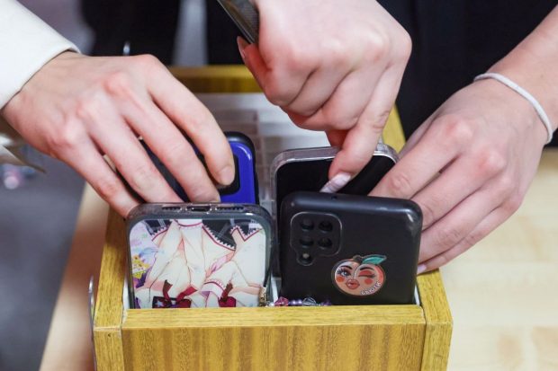 nu-arunca-vechile-smartphone-uri!-5-moduri-surprinzatoare-in-care-le-poti-folosi-acasa